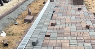 Профессиональная укладка плитки на улице в Горном-Алтайске в октябре