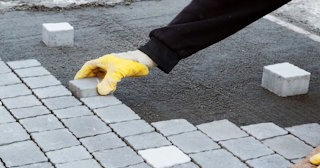 Монтаж тротуарной плитки на даче в Горном-Алтайске в октябре