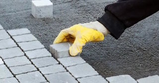 Укладка тротуарной плитки 50 на 50 в Горном-Алтайске в октябре