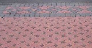 Укладка тротуарной плитки на старое бетонное основание в Горном-Алтайске в октябре