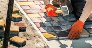 Укладка брусчатки «старый город» три цвета в Горном-Алтайске в октябре
