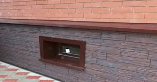 Облицовка цоколя панелями под камень в Горном-Алтайске в октябре