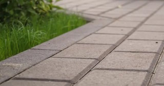 Профессиональная укладка тротуарных дорожек в Горном-Алтайске в октябре